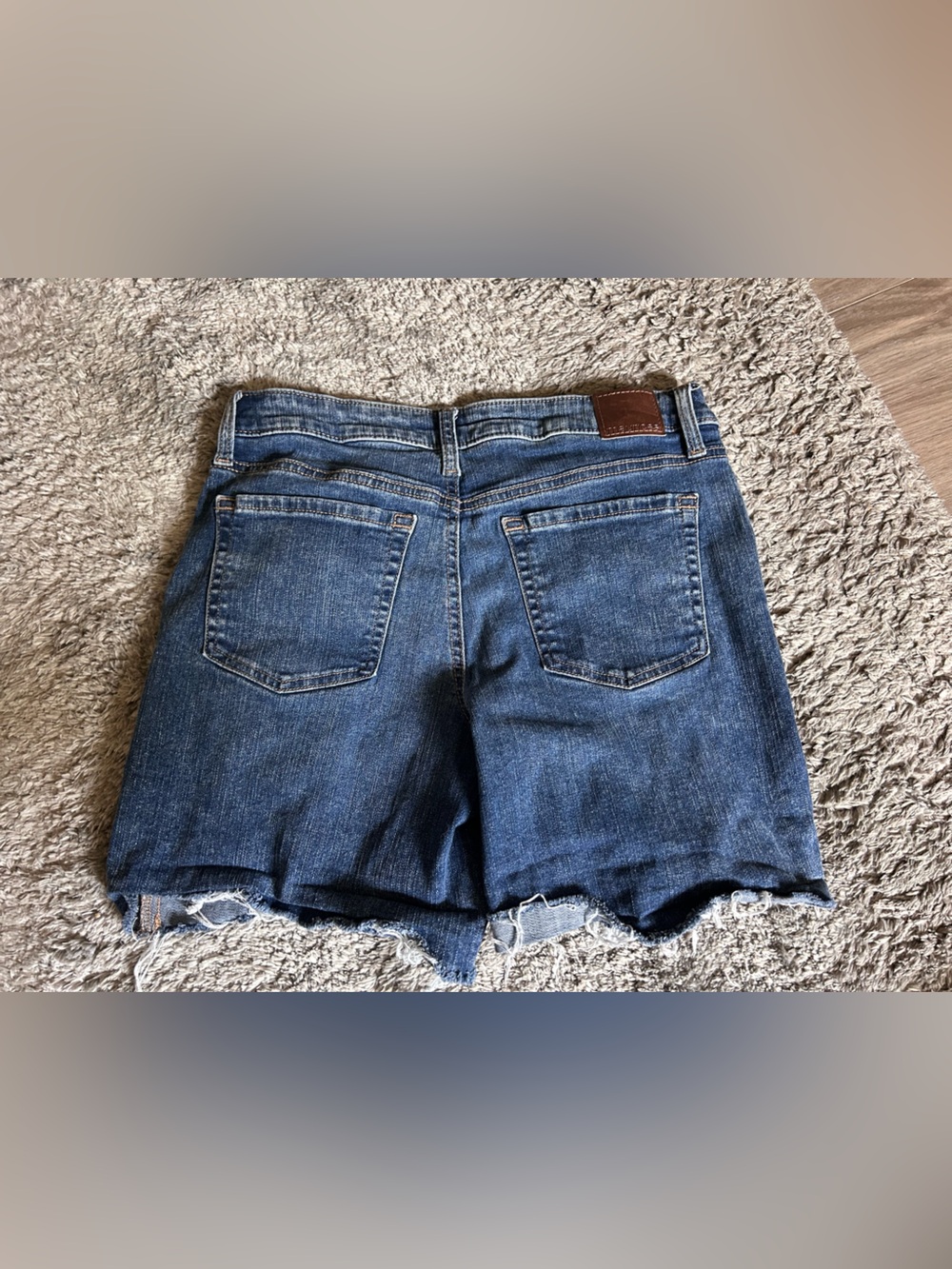 Maurice’s Mid Rise Button Fly Shorts Size 6 W Distressing - Picture 6 of 6